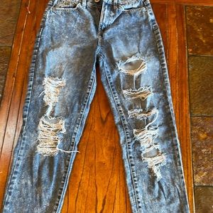 Ultimate high rise, distressed mom jeans. Worn 3/4 times, very comfy!